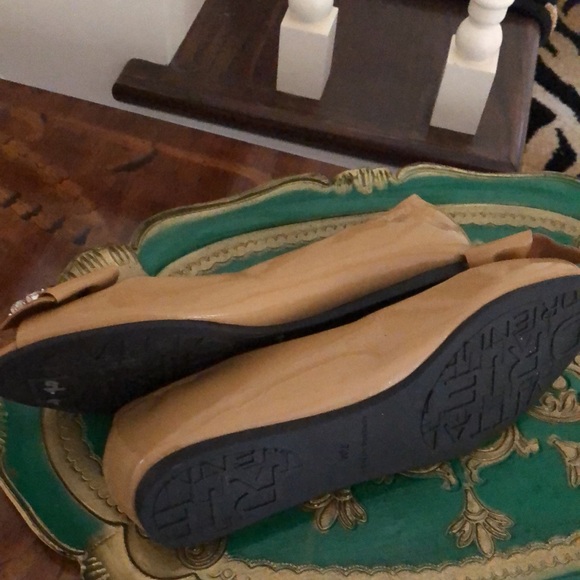 Adrienne Vittadini Tan flat Peep-Toe Shoes - Picture 5 of 8